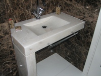Casa de banho Marron Emperador com lavatório Estremoz Branco